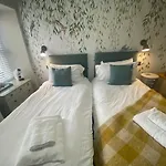 فندق مبيت وإفطار The Hive At Poppi-red