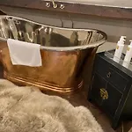 The Hive At Poppi-red Bed & Breakfast