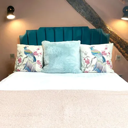 The Hive At Poppi-red 4*