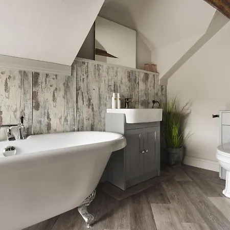 The Hive At Poppi-red Hawkshead