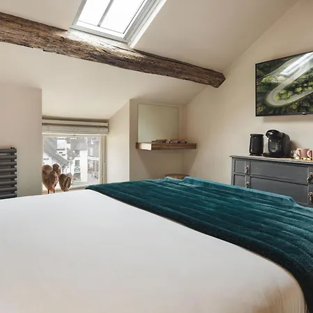 The Hive At Poppi-red Hawkshead