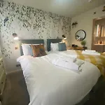 The Hive At Poppi-red 4*