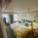 Bed and Breakfast The Hive At Poppi-red