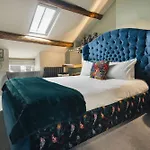 The Hive At Poppi-red Hawkshead