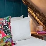The Hive At Poppi-red Bed and Breakfast 4*