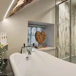 Bed and Breakfast The Hive At Poppi-red 4*